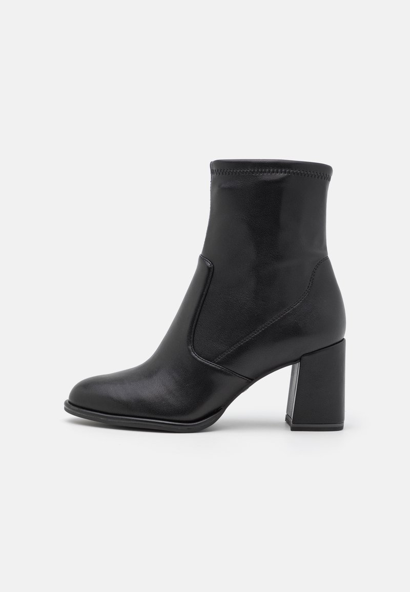 Bottine en cuir noir avec talon bloc, bout pointu et détail cousu sur la tige lisse, vue de profil droit.