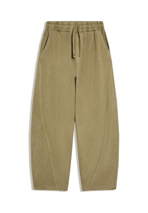 Olívazöld, bő fazonú melegítőnadrág elasztikus derékpánttal, húzózsinórral, oldalzsebbel és lábszár mentén látható varrásrészletekkel.