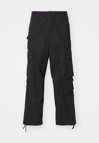 Schwarze Cargo-Hosen aus leichtem Stoff, mit mehreren Seitentaschen, einem Knopfverschluss und verstellbaren Kordeln am Saum.