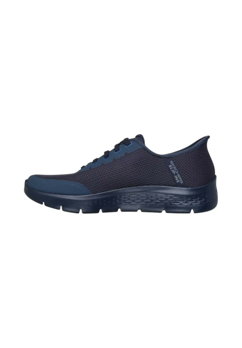 Sneaker slip-on Skechers blu navy con parte superiore in rete, suola in gomma e dettaglio dei lacci, mostrato in profilo laterale su sfondo bianco.