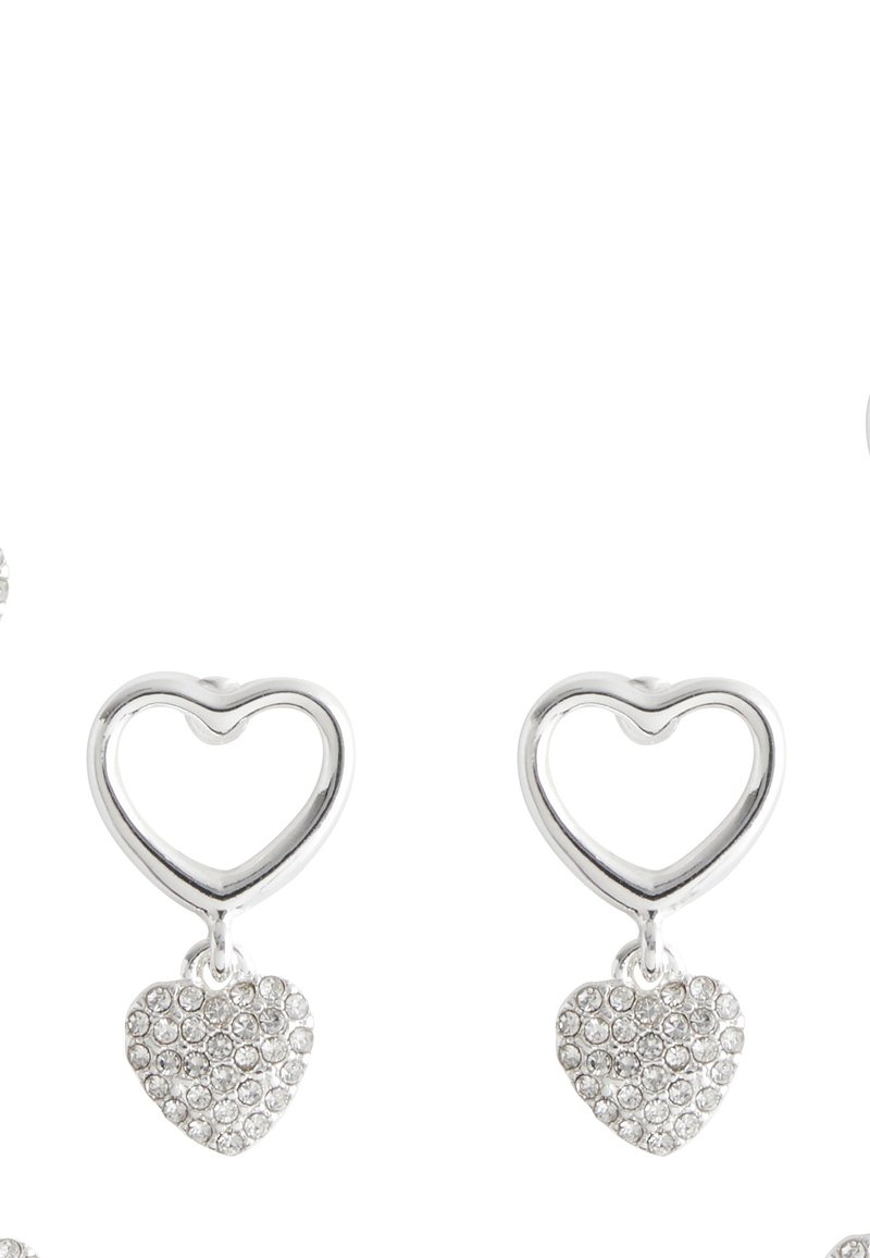 Pendientes en forma de corazón de tono plateado con un diseño de corazón abierto en la parte superior y un corazón colgante adornado con cristales claros.