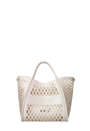 Borsa tote color crema Marc Ellis con motivo a rete a forma di diamante e due manici arrotondati.