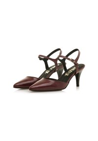 Taconcitos de charol burdeos tipo slingback con puntas afiladas, correa ajustable en el tobillo y tacón de aguja de 7 cm. Acabado suave y diseño minimalista.