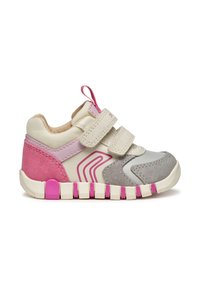 Baskets pour enfants en beige, gris et rose. Dotées de deux bandes Velcro, d'une tige texturée et d'une semelle en caoutchouc avec un design segmenté.