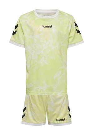 Jasnozielony i biały zestaw sportowy z krótkimi rękawami i szortami, z czarnymi logo hummel i wzorami w jodełkę na rękawach i szortach.