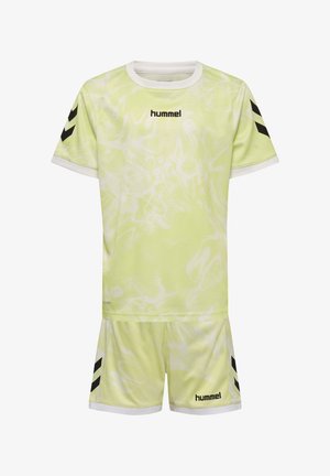 Lysegrønt og hvidt sportstøjssæt med korte ærmer og shorts, med sorte hummel-logoer og chevron-mønstre på ærmer og shorts.