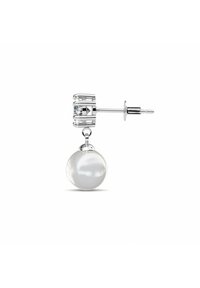 Orecchini a perno in argento con una montatura in pietra trasparente e una grande goccia di perla bianca rotonda sottostante. Texture liscia e design elegante.