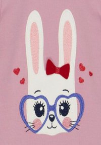 Baumwollhemd mit einem weißen Hasen mit rosa Akzenten, großen herzförmigen Brillen, einer roten Schleife und kleinen roten Herzen auf einem rosa Hintergrund.