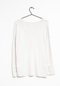 Ljusgrå långärmad skjorta gjord av mjukt material. Har en bred halsringning, neddragna axlar och en avslappnad passform med rundad fåll.