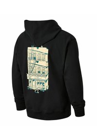 Sort hættejakke med en stor, lyseblå illustration af en bygning med en café og mennesker på bagsiden. Blødt stof, afslappet pasform.