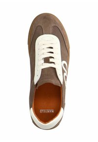 Bruine suede sneaker met witte veters en logo, bruine rubberen zool en leren interieur. Rond toelopende neus en geperforeerde details op de tong.