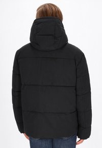 Sort puffer-jakke med hætte, der har et quiltet design og vandrette syninger. Stoffet fremstår glat og let skinnende.