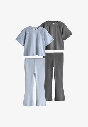 Zwei Sets kurzärmeliger Croptops und ausgestellter Hosen in Hellblau und Dunkelgrau, auf weißem Hintergrund präsentiert.