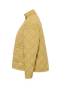 Gestepptes Jacket in Senfgelb, mit hohem Kragen, strukturiertem Stoff und einer Knopf-Tasche auf der linken Seite. Einfaches Design.