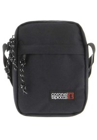 Bolso de hombro de tela negra con forma rectangular, que presenta dos detalles de cordón y un parche con el logo en la parte delantera. Correa ajustable.