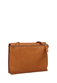 Borsa in pelle tan con texture liscia, forma rettangolare e chiusura con cerniera superiore. Presenta cuciture minime e una tracolla staccabile.