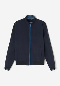 Veste de bombardier navy avec une fermeture éclair bleue, des poignets et un col côtelés. Elle présente une texture lisse, des poches latérales et un logo sur la manche gauche.