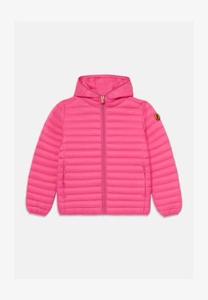 Giacca puffer rosa con cappuccio, chiusura frontale con zip e polsini elasticizzati. Presenta una texture trapuntata e un logo circolare sulla manica sinistra.
