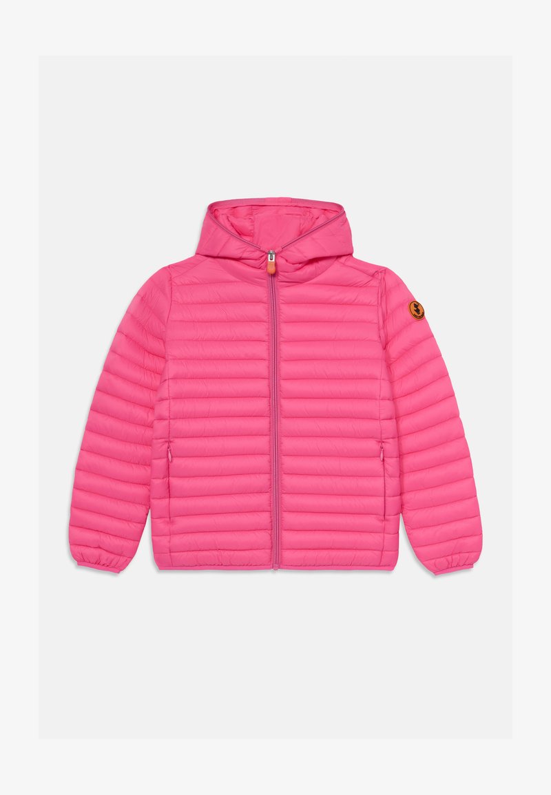 Giacca puffer rosa con cappuccio, chiusura frontale con zip e polsini elasticizzati. Presenta una texture trapuntata e un logo circolare sulla manica sinistra.