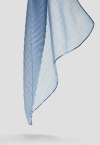 Écharpe bleu clair avec un design texturé et plissé, finie par un bord contrastant de bleu plus foncé le long des bords.