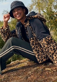 Next REGULAR FIT TEDDY BORG - Zimná bunda - animal print