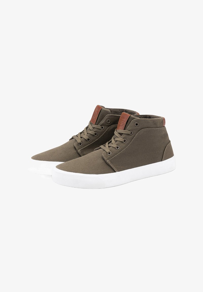 Sneaker alte in tela marrone con suola in gomma bianca, dotate di lacci in tessuto e un'area in pelle marrone sul tallone.
