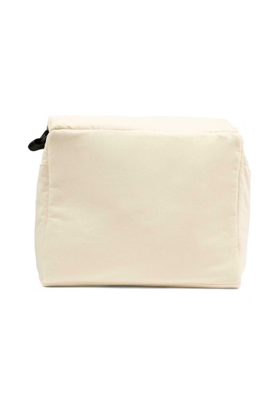 Crèmewitte stoffen tas met een rechthoekige vorm, voorzien van een ritssluiting en een zijvak. Zachte textuur, minimalistisch ontwerp, zonder zichtbare patronen.