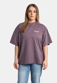 Paars katoenen T-shirt met korte mouwen en een ronde hals, met het "PEGADOR" logo in het wit gedrukt op de linker borstzijde. Ontwerp met een losse pasvorm.