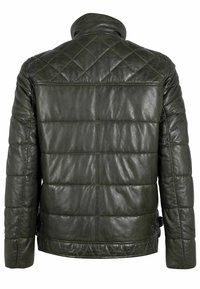 Groene leren jas met een doorgestikt ontwerp met horizontale en diamantvormige patronen. De kraag is hoog en er is een accent met riem zichtbaar aan de taille.