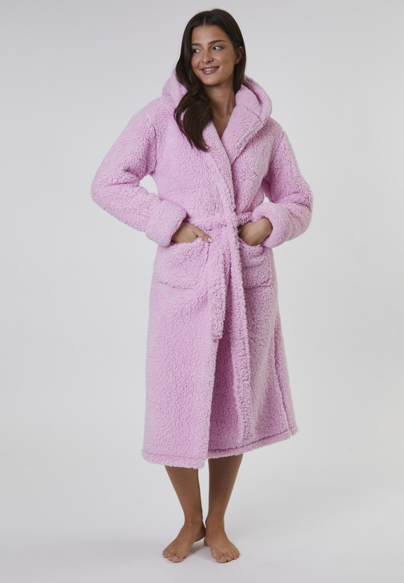 Rosa huva-kappa gjord av fluffig, texturerad tyg, med ett bälte i midjan och två framfickor. Längden når till mitten av vaden.