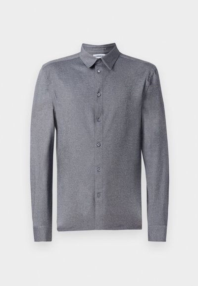Camicia grigia a maniche lunghe con colletto classico, realizzata in un tessuto leggero e testurizzato, dotata di sei bottoni frontali.