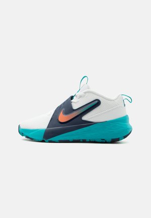 Nike Performance, TEAM HUSTLE D 12 UNISEX - Zapatillas de baloncesto - summit white/safety orange/energy/midnight navy/pure platinum-coloured