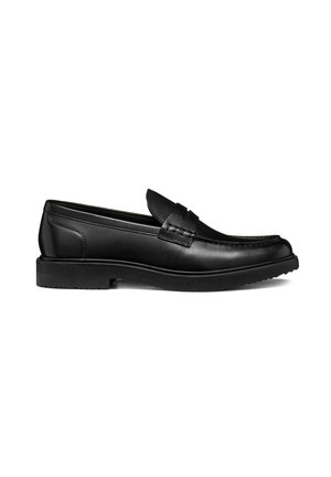 Mocassino penny in pelle nera con punta arrotondata, dettagli cuciti e suola in gomma bassa, mostrato in profilo laterale su sfondo bianco.
