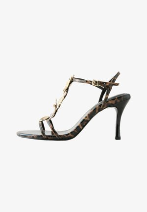 Højhælet sandal med leopardmønstrede stropper, guldskaller og perledekorationer samt en sidelukning med spænde.