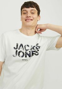 Jack & Jones LOGO RUNDHALS - T-shirt print - cloud dancer