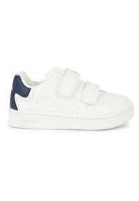 Baskets basses blanches avec deux bandes Velcro, petites perforations sur le côté, empiècement talon bleu marine et semelle blanche texturée.