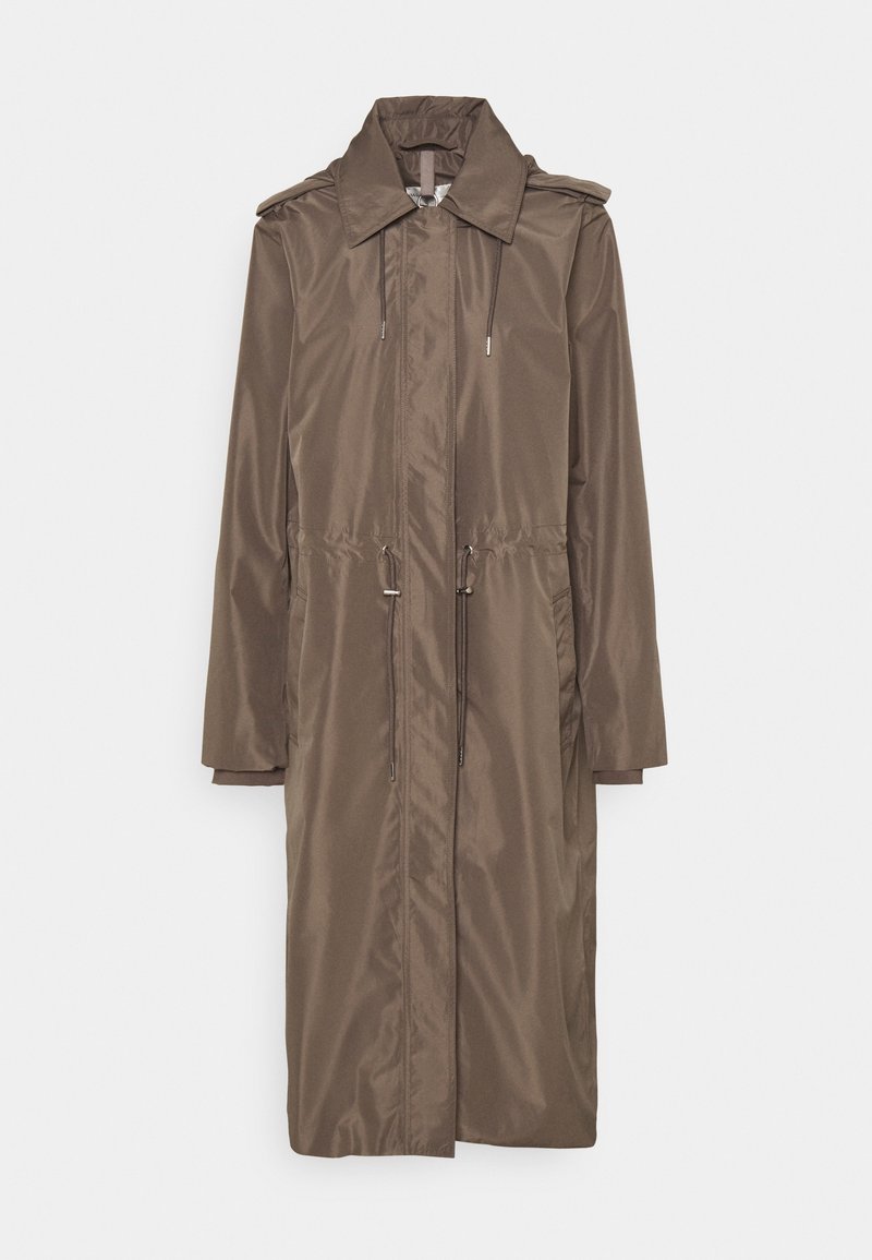 Long trench-coat marron avec col, épaulettes aux épaules, cordons à la taille et manches longues, présenté sur un fond clair.