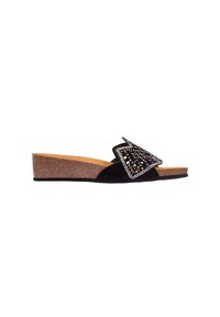 Sandal con zeppa nera in suede, dotata di una fascia decorativa impreziosita da gemme, suola in sughero e una texture liscia con design a punta arrotondata.