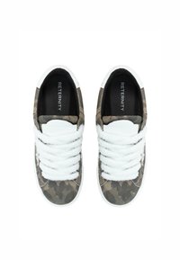 Sneakers grafiche con motivo camouflage, lacci bianchi e suola in gomma bianca. Tessuto morbido, fodera interna nera e dettaglio del logo.