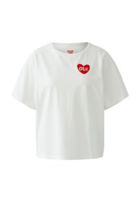 Wit katoenen t-shirt met korte mouwen, met een rood hartvormig borduurwerk met in het midden de tekst "Oui". Simpel ontwerp met ronde hals.