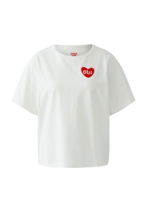 Weißes Baumwoll-T-Shirt mit kurzen Ärmeln, mit einer roten herzförmigen Stickerei in der Mitte, auf der "Oui" steht. Einfaches Rundhalsausschnitt-Design.