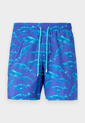 Blauwe zwembroek met meerdere lichtblauwe walvispatronen en een elastische tailleband met blauwe trekkoorden.