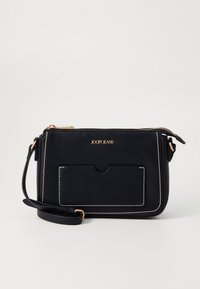 Svart skinn crossbody-veske med gullfarget metall, kontrastsøm, en frontlomme og avtakbar reim. Logo på forsiden.