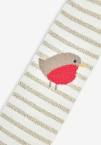 Stricksocken mit einem Vogelmotiv, der einen roten Bauch und einen braunen Körper hat, vor einem weißen Hintergrund mit abwechselnd goldenen Streifen.