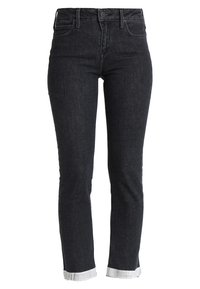 Jeans de mezclilla negra con un ajuste slim, con cintura alta, puños enrollados, bolsillos frontales y traseros, y cierre estándar de botón y cremallera.