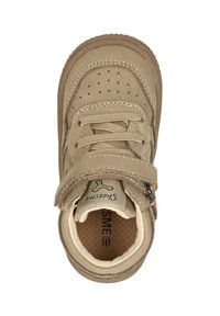 Tan nubuck sneaker met een ronde neus, vetersluiting aan de voorkant en een klittenbandsluiting. Voorzien van perforaties en een getextureerde zool voor grip.
