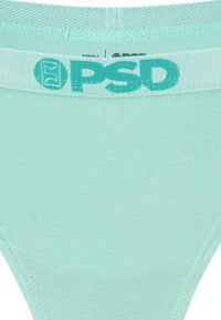 Miętowe stringi wykonane z lekko teksturowanej tkaniny, z szerokim paskiem w talii, na którym znajduje się turkusowe logo "PSD".