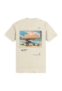 Beige bomulds t-shirt med et farverigt tryk af Mount Fuji og traditionel natur på ryggen, samt museum-branding og beskrivende tekst.