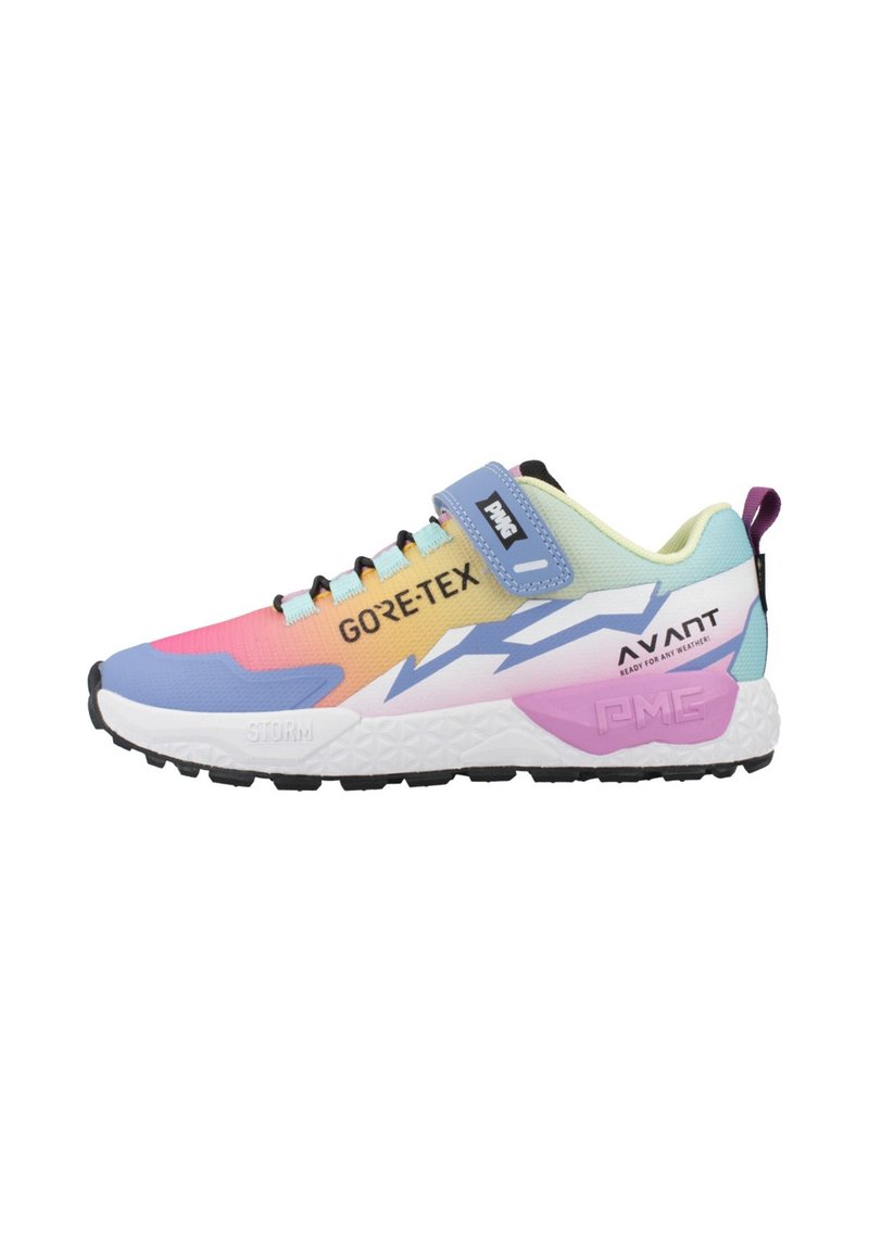 Zapatilla de correr multicolor con parte superior de GORE-TEX, entresuela blanca, suela negra texturizada y correas de Velcro ajustables.