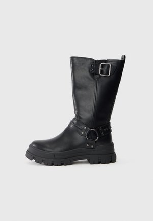 Bota preta de couro até ao joelho com sola de borracha robusta, apresentando um fecho lateral, detalhe de fita e acabamento texturizado.